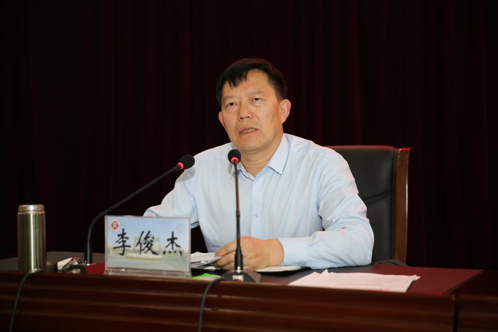 校党委书记崔世忠发表讲话,校长俞海洛主持会议,纪委书记李俊杰对我校